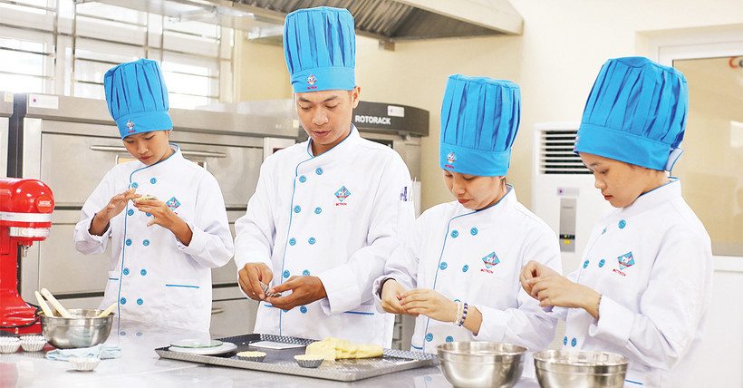 Bánh mì bánh ngọt là một trong những nghề thu hút học viên của Trường Trung cấp Kinh tế- Du lịch Hoa Sữa. 