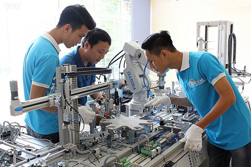 Học viên Trường cao đẳng Cơ điện Hà Nội trong một buổi thực hành.