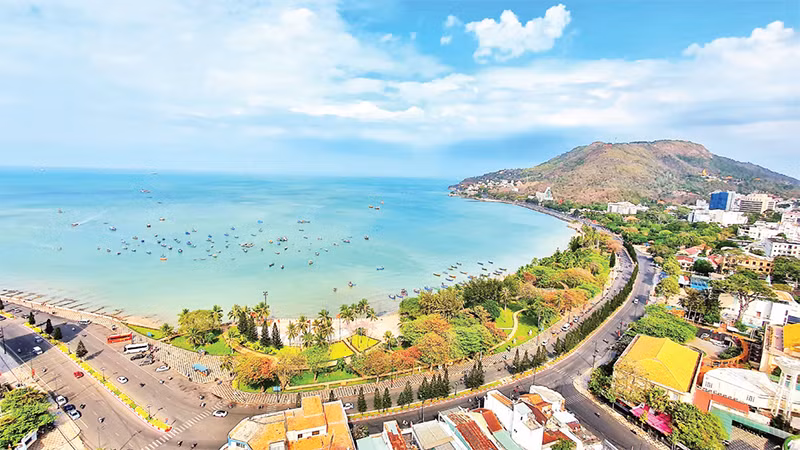 Núi Lớn, Núi Nhỏ tạo hình như vòng tay ôm chắn sóng cho tàu thuyền neo đậu. 