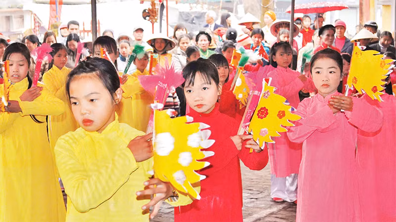 Biểu diễn múa giáo cờ giáo quạt trong Lễ hội làng Thượng Liệt, xã Ðông Tân, huyện Ðông Hưng, tỉnh Thái Bình. 