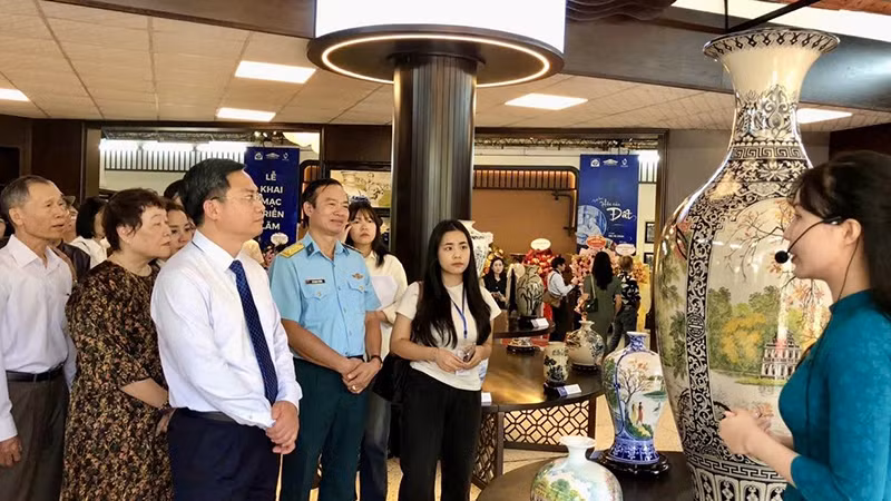 Tham quan không gian triển lãm "Hồn của đất". 