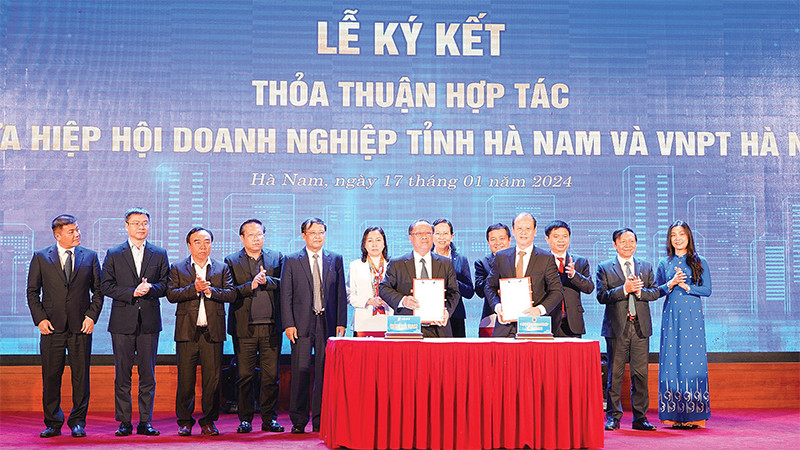 VNPT Hà Nam và Hiệp hội Doanh nghiệp tỉnh ký kết Thỏa thuận hợp tác hỗ trợ chuyển đổi số doanh nghiệp. 