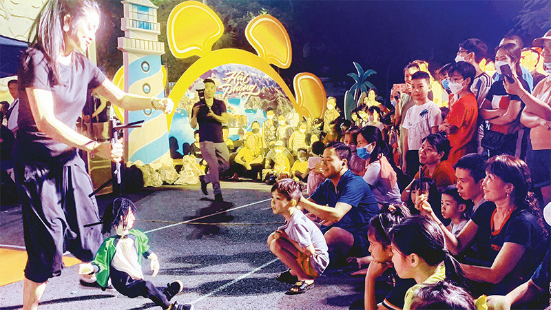 Biểu diễn múa rối đường phố thu hút đông đảo khán giả thưởng thức. 