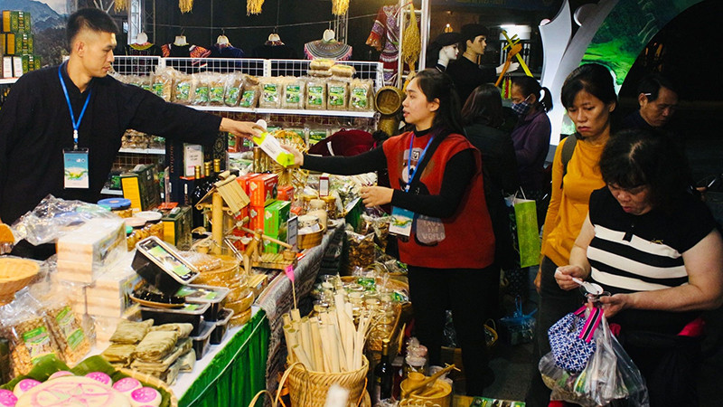 Khách tham quan gian hàng, mua sắm sản vật Cao Bằng trong Ngày hội du lịch Non nước Cao Bằng tại Hà Nội năm 2023. (Ảnh MẠNH PHÚC) 