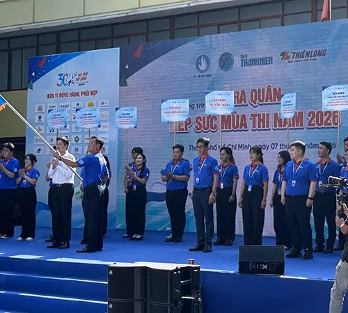 Các đại biểu, đại diện Ban tổ chức thực hiện nghi thức ra quân Chương trình “Tiếp sức mùa thi” năm 2026.