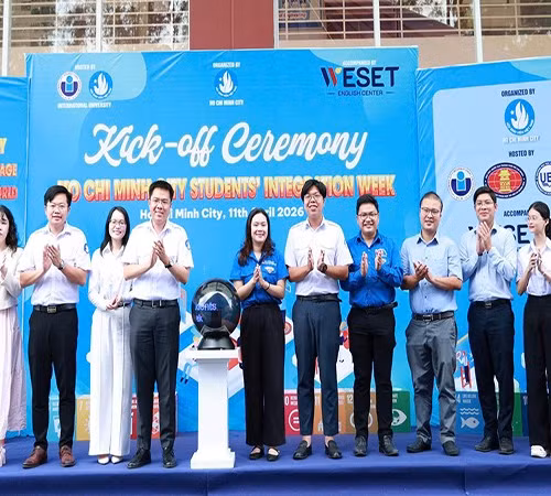 Các đại biểu thực hiện nghi thức phát động Tuần lễ “Sinh viên Thành phố Hồ Chí Minh tự tin hội nhập” năm học 2025-2026.