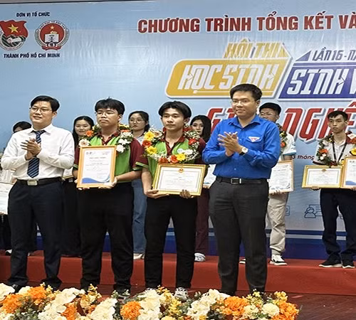 Đại diện Ban tổ chức trao giải Nhất cho các thí sinh.