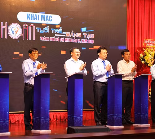 Các đại biểu thực hiện nghi thức khai mạc Liên hoan “Tuổi trẻ sáng tạo Thành phố Hồ Chí Minh” lần thứ 17 năm 2026.