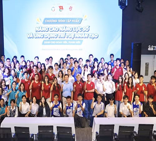 Các nhà khoa học, giảng viên chụp hình lưu niệm với các học viên là đoàn viên và thanh niên tại lễ khai giảng.