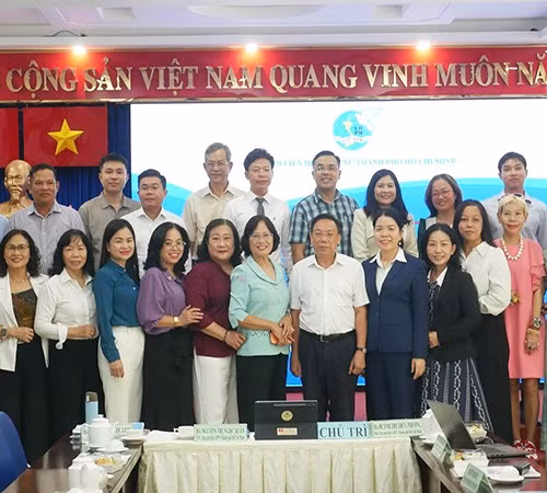 Các đại biểu chụp hình kỷ niệm tại hội thảo.