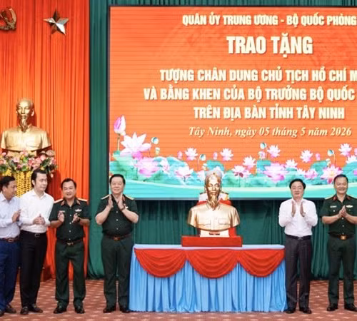 Đại tướng Nguyễn Trọng Nghĩa trao tặng tượng chân dung Chủ tịch Hồ Chí Minh.