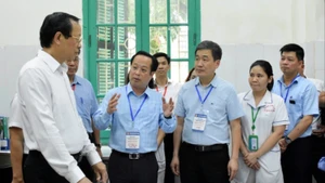 Đoàn kiểm tra của Bộ Giáo dục và Đào tạo kiểm tra công tác chuẩn bị thi tại điểm thi Trường THCS Trưng Vương.