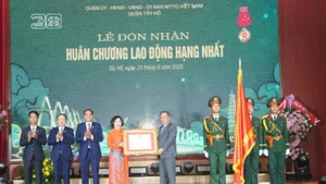 Lãnh đạo quận Tây Hồ đón nhận Huân chương Lao động Hạng Nhất.