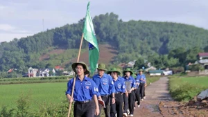 Sinh viên Đại học Kinh tế Quốc dân hành quân đến hỗ trợ người dân xã Hà Long (huyện Hà Trung, tỉnh Thanh Hóa) trong Chiến dịch tình nguyện Mùa hè xanh năm 2024. (Ảnh: Hội Sinh viên Đại học Kinh tế Quốc dân)