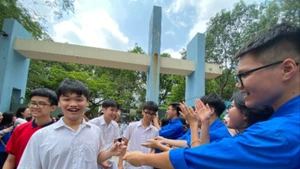 Thí sinh phấn khởi sau khi hoàn thành tốt bài thi môn Toán trong kỳ thi tuyển sinh lớp 10 công lập sáng 8/6.