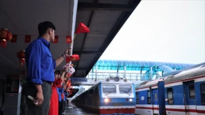 Đoàn tàu đặc biệt chở lực lượng tham gia nhiệm vụ A80 tiến vào ga Hà Nội sáng 3/7.