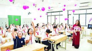 Thầy và trò Trường THCS Giảng Võ tựu trường năm học mới và chính thức triển khai mô hình lớp học số Google.