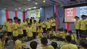 Một trận đấu căng thẳng đang diễn ra giữa các robot của câu lạc bộ.