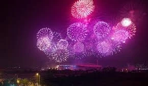 Pháo hoa rực rỡ trên bầu trời khu vực Sân vận động Mỹ Đình (Hà Nội).