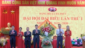 Lãnh đạo thành phố Hà Nội tặng hoa chúc mừng Đại hội đại biểu Đảng bộ xã Đa Phúc lần thứ I, nhiệm kỳ 2025-2030. (Ảnh: HOÀNG SƠN)