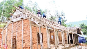 Chi bộ, cấp ủy thôn tại các xã vùng cao trên địa bàn tỉnh Tuyên Quang tích cực vận động người dân thực hiện chương trình xóa nhà tạm, nhà dột nát.