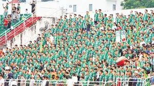 Cổ động viên Câu lạc bộ Trường Tươi Bình Phước cổ vũ đội nhà.