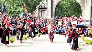 “Bách nghệ trình làng” là diễn xướng dân gian đặc sắc được trình diễn trong Lễ hội Cướp kén. (Ảnh THÙY PHƯƠNG)