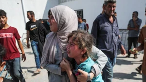 Người dân Palestine thương tiếc các nạn nhân thiệt mạng trong vụ không kích của Israel tại Gaza. (Ảnh: THX/TTXVN)