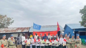 Đoàn công tác Bệnh viện dã chiến cấp 2 số 6 của Việt Nam trao quà cho học sinh Trường tiểu học Banpa, Nam Sudan. (Ảnh: SỸ CÔNG)