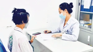Bác sĩ Trung tâm Y học hạt nhân và Ung bướu (Bệnh viện Bạch Mai) khám và tư vấn cho người bệnh. (Ảnh: NGUYÊN HÀ)