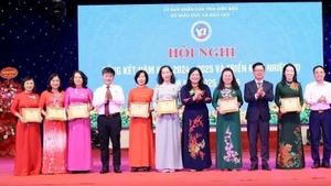 Các đồng chí lãnh đạo tỉnh Điện biên trao Kỷ niệm chương “Vì sự nghiệp xây dựng và phát triển tỉnh Điện Biên” năm 2025 cho các cá nhân có nhiều đóng góp xây dựng tỉnh Điện Biên.