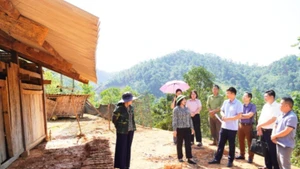 Lãnh đạo tỉnh Bắc Kạn kiểm tra, chỉ đạo công tác xóa nhà tạm, nhà dột nát tại thôn Khuổi Nộc, xã Lương Thượng, huyện Na Rì. (Ảnh: HƯƠNG LAN)