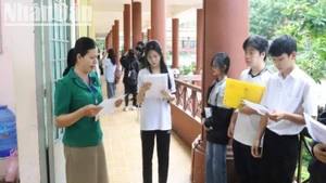 Các thí sinh đến làm thủ tục thi vào chiều 25/6 tại điểm thi Trường Trung học phổ thông Lê Quý Đôn, thành phố Buôn Ma Thuột. 