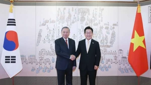 Tổng Bí thư Tô Lâm và Tổng thống Hàn Quốc Lee Jae Myung chụp ảnh chung. (Ảnh: Thống Nhất/TTXVN)