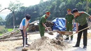 Công an Lào Cai xuống cơ sở, giúp người dân sửa chữa, dựng lại nhà mới sau bão Yagi tại khu tái định cư.