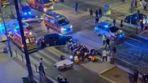 Hiện trường vụ lao xe vào đám đông tại ở thành phố Grenoble của Pháp đêm 31/5. (Ảnh: Dailymail)
