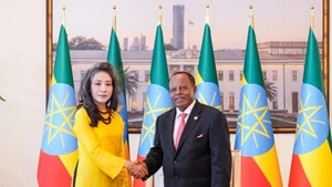 Đại sứ Vũ Thanh Huyền trình Quốc thư lên Tổng thống Ethiopia Taye Atske Selassie.