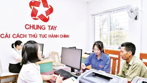 Đoàn viên, thanh niên tình nguyện các địa phương hỗ trợ người dân tại Trung tâm Phục vụ hành chính công xã Bát Xát (Lào Cai).