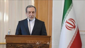Ngoại trưởng Iran Abbas Araghchi phát biểu tại cuộc họp báo ở Tehran. (Ảnh: THX/TTXVN)