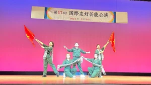 Tiết mục biểu diễn của Hội người Việt Nam vùng Kansai tại chương trình “Biểu diễn nghệ thuật hữu nghị quốc tế lần thứ 17”.