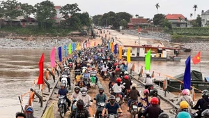 Sáng 20/6, cầu phao Phong Châu đã hoạt động trở lại, phục vụ tốt nhất nhu cầu đi lại của người dân.