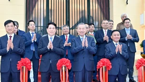 Tổng Bí thư Tô Lâm, Chủ tịch nước Lương Cường và các đại biểu thực hiện nghi thức bàn giao Trụ sở làm việc Cơ quan Chủ tịch nước.