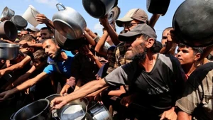 Người dân chờ nhận lương thực viện trợ ở thành phố Khan Younis, miền nam Gaza.