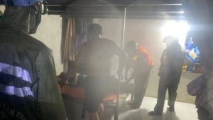 Công an phường Hòa Khánh Nam, quận Liên Chiểu, Thành phố Đà Nẵng hỗ trợ đưa người dân bị bệnh nặng ra khỏi khu vực ngập lụt để tránh, trú bão an toàn. (Ảnh: Công an cung cấp)