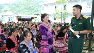 Tổ tư vấn pháp luật giải đáp thắc mắc của bà con.