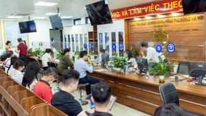 Người dân đến giải quyết thủ tục hành chính tại Trung tâm Phục vụ Hành chính công-Chi nhánh số 3-phường Đống Đa, Hà Nội. (Ảnh: HÀ THU)