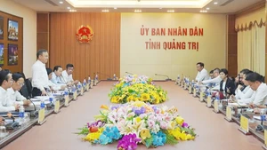 Phó Chủ tịch Ủy ban nhân dân tỉnh Quảng Trị Lê Đức Tiến cam kết dành nhiều ưu đãi cho liên doanh nhà đầu tư Capital A và T&T.