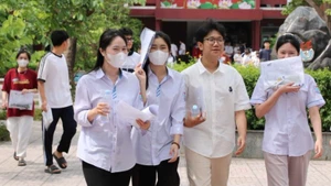Các thí sinh đến điểm thi ở Trường trung học phổ thông Huỳnh Thúc Kháng (thành phố Vinh).