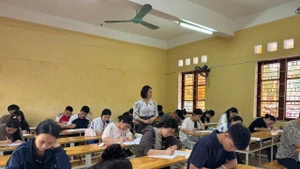 Học sinh lớp 12 Trường trung học phổ thông Lam Kinh (huyện Thọ Xuân, Thanh Hóa) trong giờ khảo sát kiểm tra chất lượng.