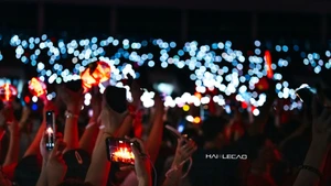 Ánh sáng đèn flash từ hàng nghìn chiếc điện thoại của khán giả đã góp phần làm nên một đêm nhạc hoành tráng, lung linh tại Sân vận động Mỹ Đình. 